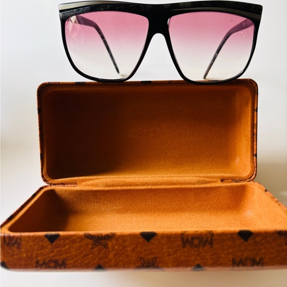 Vintage 90's Laura Biagiotti Stylish Black and Pink Gradient Sunglasses. - Picture 8 of 8